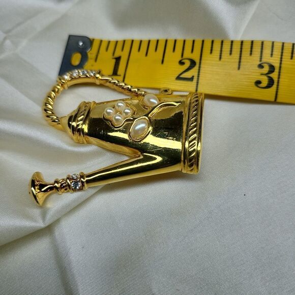 VINTAGE 1928 Co. Gold Watering Can Brooch Pearl & Rhinestone Embellishment - Picture 7 of 8